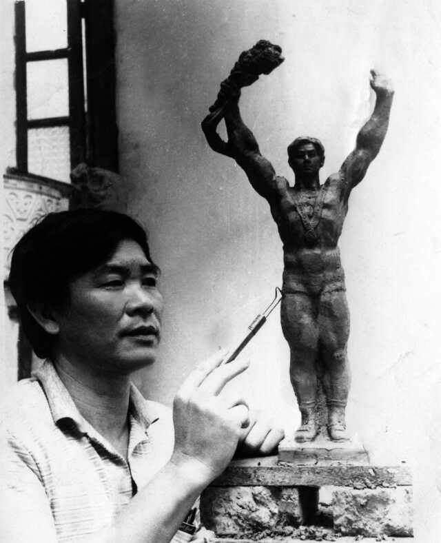 姚志强创作《凯旋》时的工作照