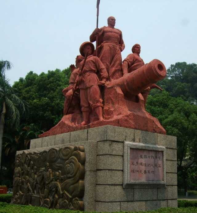 姚志强参与创作的《鸦片战争虑门人民抗英纪念像》雕塑作品